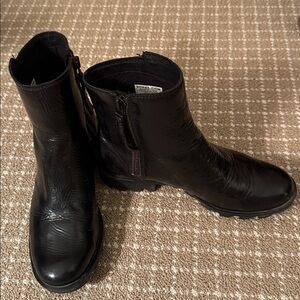 Sorel Phoenix Waterproof Patent Zip Boots Size 7.5
